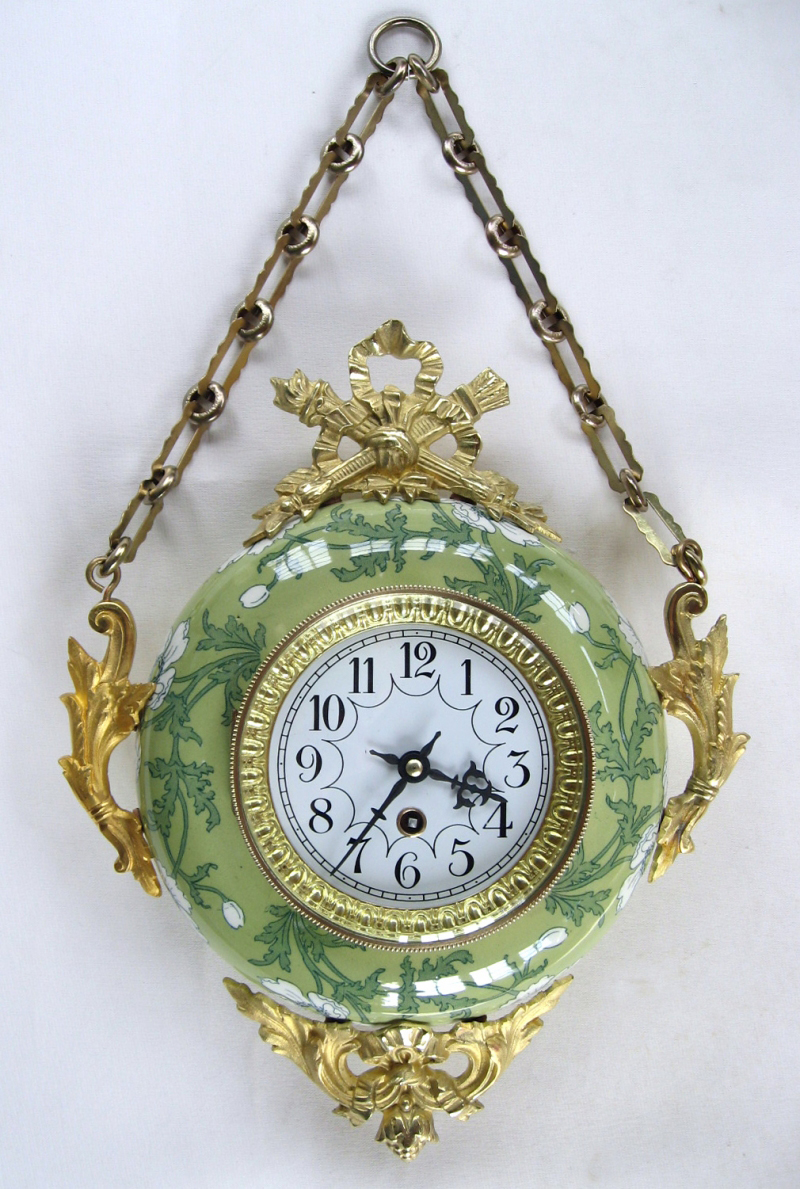 Paire de bougeoirs tressés en faïence verte et or des années 50