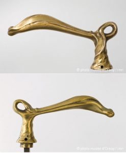 Paire de « poignée de porte en forme de béquille », attribuées à Guimard. Dimensions : larg. 13 cm, haut. 6 cm. Musée d’Orsay. Numéros d’inventaire AOA 1742 1 et AOA 1742 2.