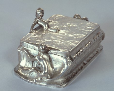 Coffret à bijoux en argent par Eriksson représentant une petite fille s’immergeant dans un bassin qu’elle fait déborder, encadrée par une figure masculine et une figure féminine. 1897. Dimensions : larg. 16,5 cm, prof. 7,2 cm, haut. 9,5 cm. Isabella Stewart Gardner Museum, Boston.