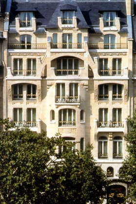 Le « Vuitton Building », 70 avenue des Champs-Élysées, construit en 1912 par Louis Bigaux.