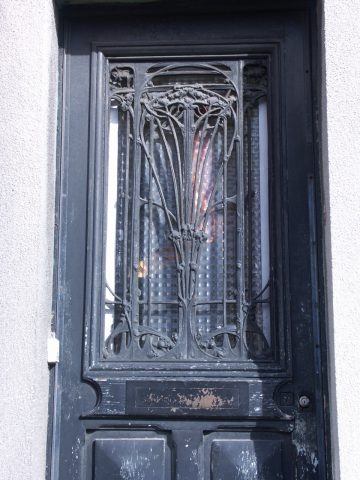 Panneau de porte GB sur une porte de maison de ville des années 20 ou 30 à Montreuil.