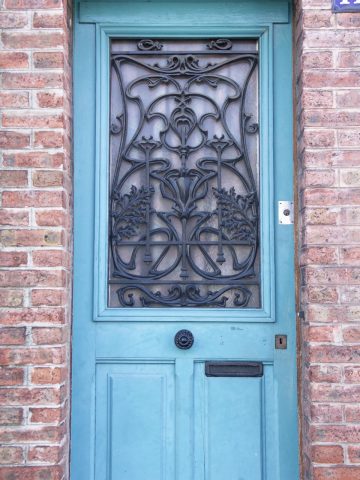 Panneau de porte DL issue du catalogue des « Nouvelles Créations » de Saint-Dizier sur une porte de maison de ville des années 20 ou 30 dans la banlieue Est de Paris.