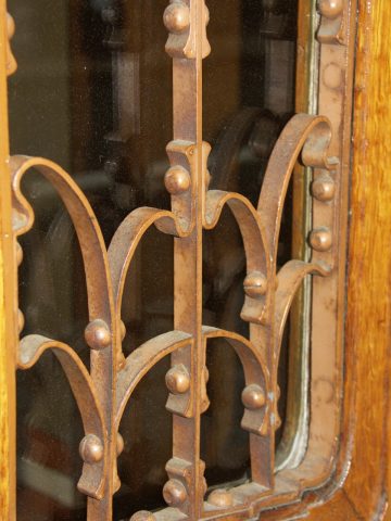 Ferronnerie de la porte cochère de l’Hôtel Solvay par Victor Horta, 224 avenue Louise à Bruxelles, 1895-1900.
