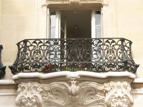 Grand balcon galbé E, des Nouvelles Créations (pl. 26), immeuble à l’angle de l’avenue Félix Faure et de la rue de l’Église à Paris, XVe, par Alfred Wagon, 1905.