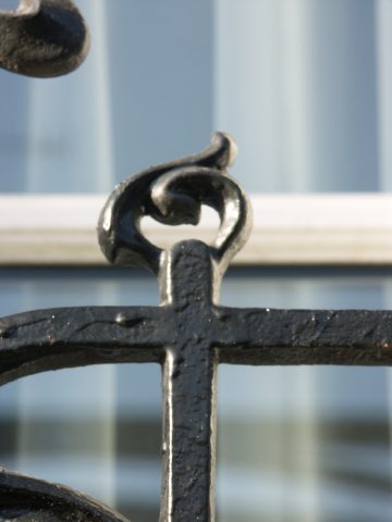 Détail d’un balcon BP des Nouvelles Créations de la fonderie de Saint-Dizier à Montreuil (93) sur un immeuble non daté et d’architecte inconnu.