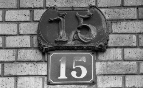 Plaque de numéro de maison du 15 avenue Perrichont. Photo Georges Vigne.