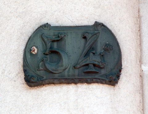 Plaque de numéro de maison dans les Vosges. Photo Patricia Gury.