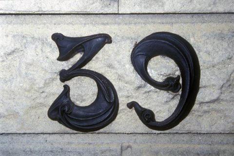 Plaque de numéro de maison en Haute-Marne. Cette fois, c’est un chiffre 6 qui est posé à l’envers en place d’un chiffre 9.