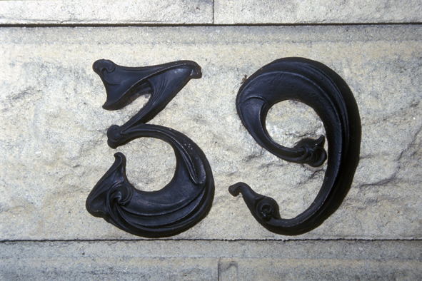 Hector Guimard - Plaque de numéro de maison en Haute-Marne. Cette fois, c’est un chiffre 6 qui est posé à l’envers en place d’un chiffre 9.