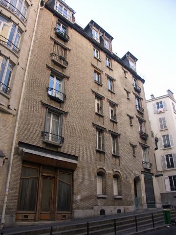 Immeuble Jassedé, 1 rue Lancret. La « cour des miracles » se trouve à droite.