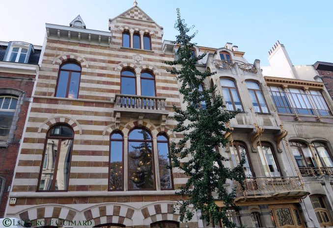 A gauche, le bâtiment de Brunfaut. A droite, le bâtiment de Horta.