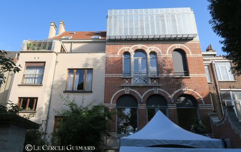 7-gauche-horta-droite-brunfaVue du jardin : à gauche, le bâtiment de Victor Horta et à droite le bâtiment de Brunfaut