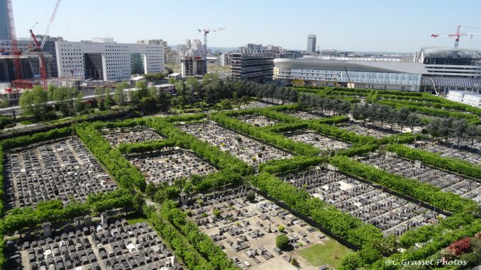 Le cimetière nouveau de Neuilly-sur-Seine. Photo prise depuis la terrasse supérieure de l’immeuble Le Palatin à la Défense.