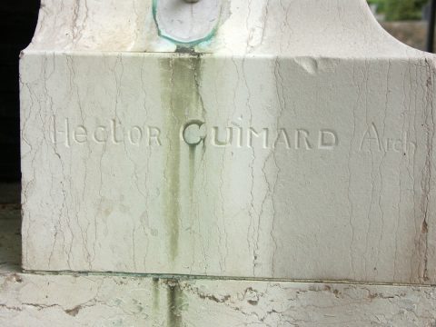 Signature « Hector Guimard Arch » sur le pied droit de la façade.