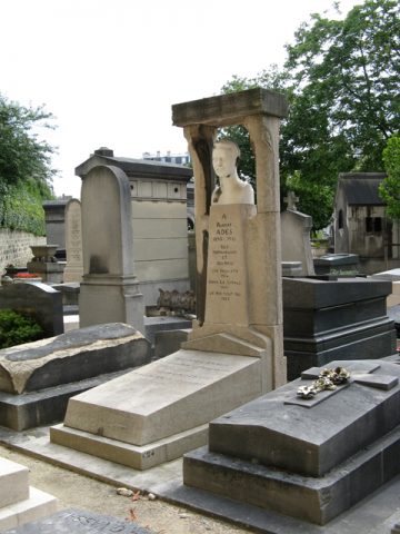 La sépulture Adès au cimetière du Montparnasse (1922).