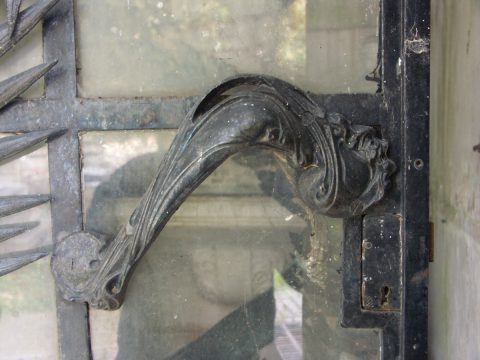 Poignée de porte GB sur la porte de la sépulture Grunwaldt. 