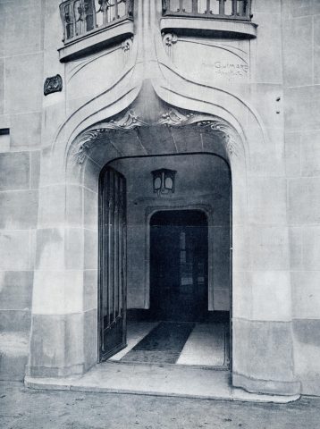 Porte d’entrée de l’immeuble du 43 rue Gros à Paris par Guimard (1909-1911). L’arc du linteau est bien un arc en accolade mais n’est pas un arc outrepassé comme sur la sépulture Grunwaldt. La Construction Moderne, 9 février 1913.