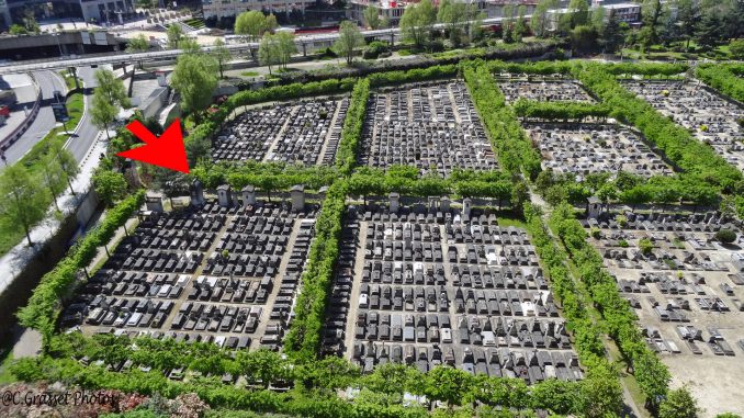 Le cimetière nouveau de Neuilly-sur-Seine. Photo prise depuis la terrasse supérieure de l’immeuble Le Palatin à la Défense, montrant l’emplacement de la sépulture Grunwaldt.