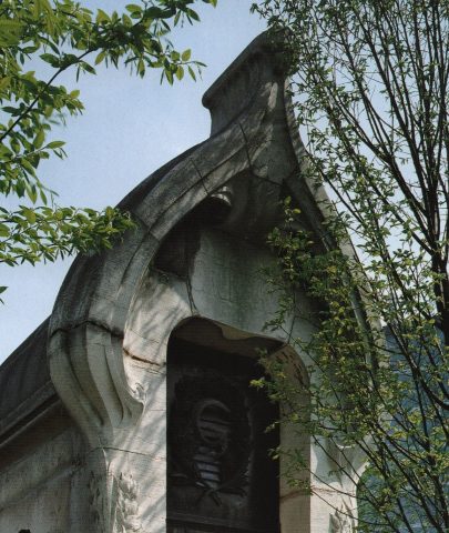 Fronton de la sépulture Grunwaldt. Photo Felipe Ferré (détail).