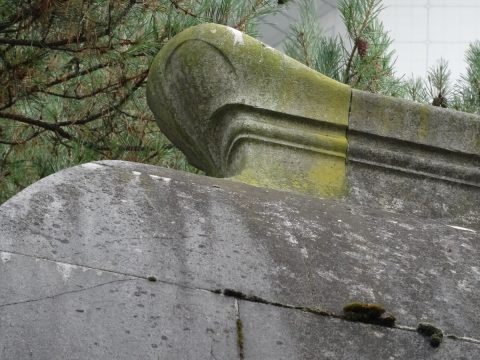 Ligne faitière du monument à sa partie arrière.