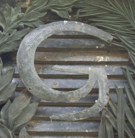 Initiale G sur l’imposte de la porte de la sépulture Grunwaldt.