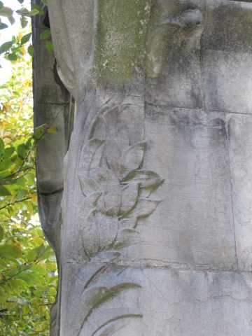 Décor sculpté de palme et de feuilles d’olivier sur un piédroit de la sépulture Grunwald