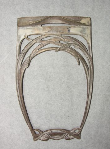 Élément de lustre en bronze avec entrecroisement de lignes évoquant des herbes. Vers 1910. Coll. Part.