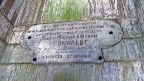 À l’intérieur du monument, plaque commémorative en marbre, gravée de lauriers, dédiée à Paul Grunwaldt.