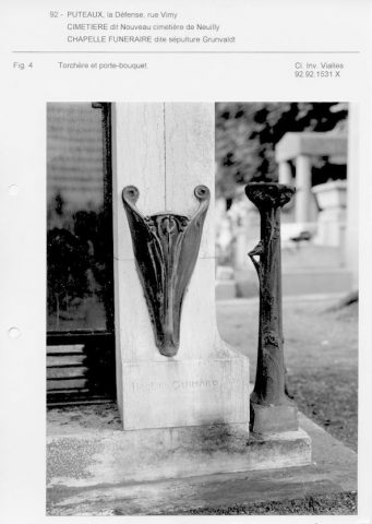 Fiche de l’Inventaire général d’Ile-de-France. 1992. Le porte-bouquet fixé sur le pied de la façade reçoit la dénomination de « torchère ».