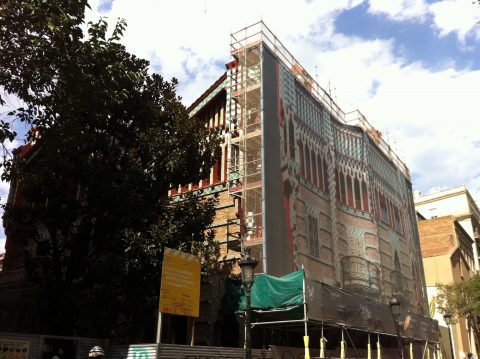 La façade sur rue de la Casa Vicens en cours de restauration. Coll. part.