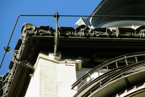 Garde-corps en fonte au niveau des chéneaux de l’immeuble Louis Jassedé, 120 avenue de Versailles. Hector Guimard, 1903. Coll. part.