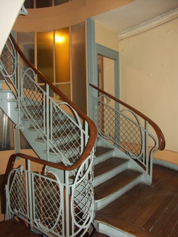 Balustrade garnie de grillage de l’escalier de l’immeuble Louis Jassedé, 120 avenue de Versailles. Hector Guimard, 1903. Coll. part.