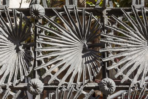 Grille de clôture de la Casa Vicens, coté extérieur. Motifs de palmier en fonte sur armature métallique. État avant les restaurations. © Casavicens.org.