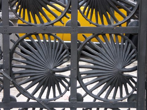 Une partie de la grille de clôture de la Casa Vicens, coté intérieur, déplacée au Park Güell. Coll. part.