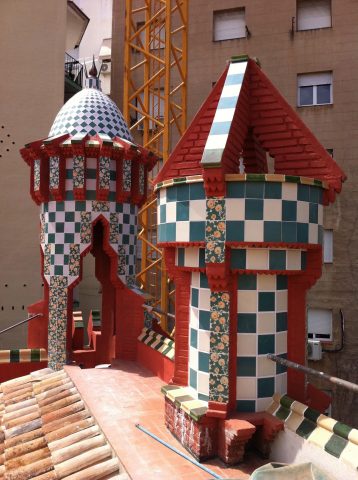 Terrasse de la Casa Vicens. Carreaux en céramique en damier et au motif d’œillet, après restauration. Coll. part.