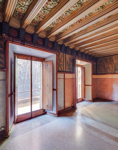 Une chambre du premier étage. Décor du plafond en céramique. Décor de la frise en sgraffite au motif de fougères et de roseaux, partie inférieure des murs en stuc, sol en mosaïque et granito. État avant les restaurations. © Casavicens.org.