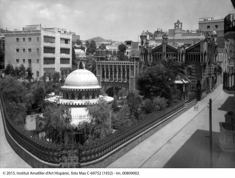 Ce cliché pris en 1932 montre la propriété au maximum de son développement avec la maison dédoublée au fond, l’arche de la chute d’eau dans le jardin, la chapelle en rotonde (bientôt convertie en établissement thermal) et la grille au motif de feuille de palmier, étendue tout au long de la rue. © Institut Amatller d’Art Hispànic.