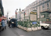 Entourage découvert de la station Simplon, implantée par la CMP en 1904 avec deux modules en largeur et cinq modules en longueur (détruite). Photo RATP.