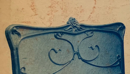 Maison Soubrier, détail du lit d’une chambre au motif de roses, noyer. Coll. part. Photo M. M.